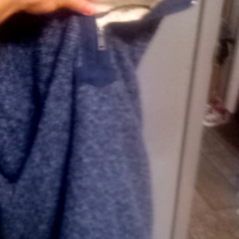 L half zip orvis sweater. Very warm and comfy .brand new. No damage.